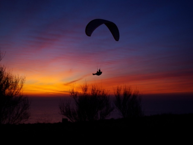 Desciende mientras atardece